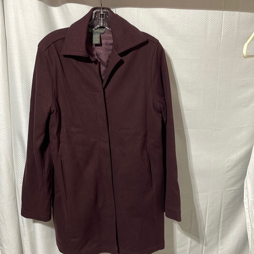 Banana Republic M burgundy 3/4 length fully lined button up coat mid weight euc